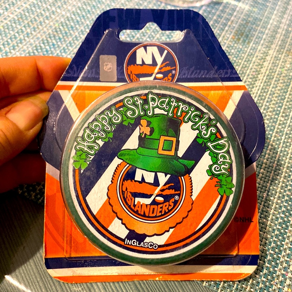 NEW YORK ISLANDERS NHL HOCKEY PUCK ☘️ HAPPY ST. PATRICK'S DAY 2007 NYI HOLIDAY